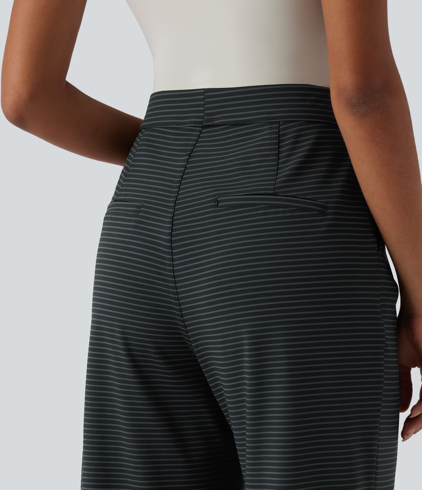 Hoch taillierte, gerade geschnittene, gestreifte Arbeitshosen mit Taschen