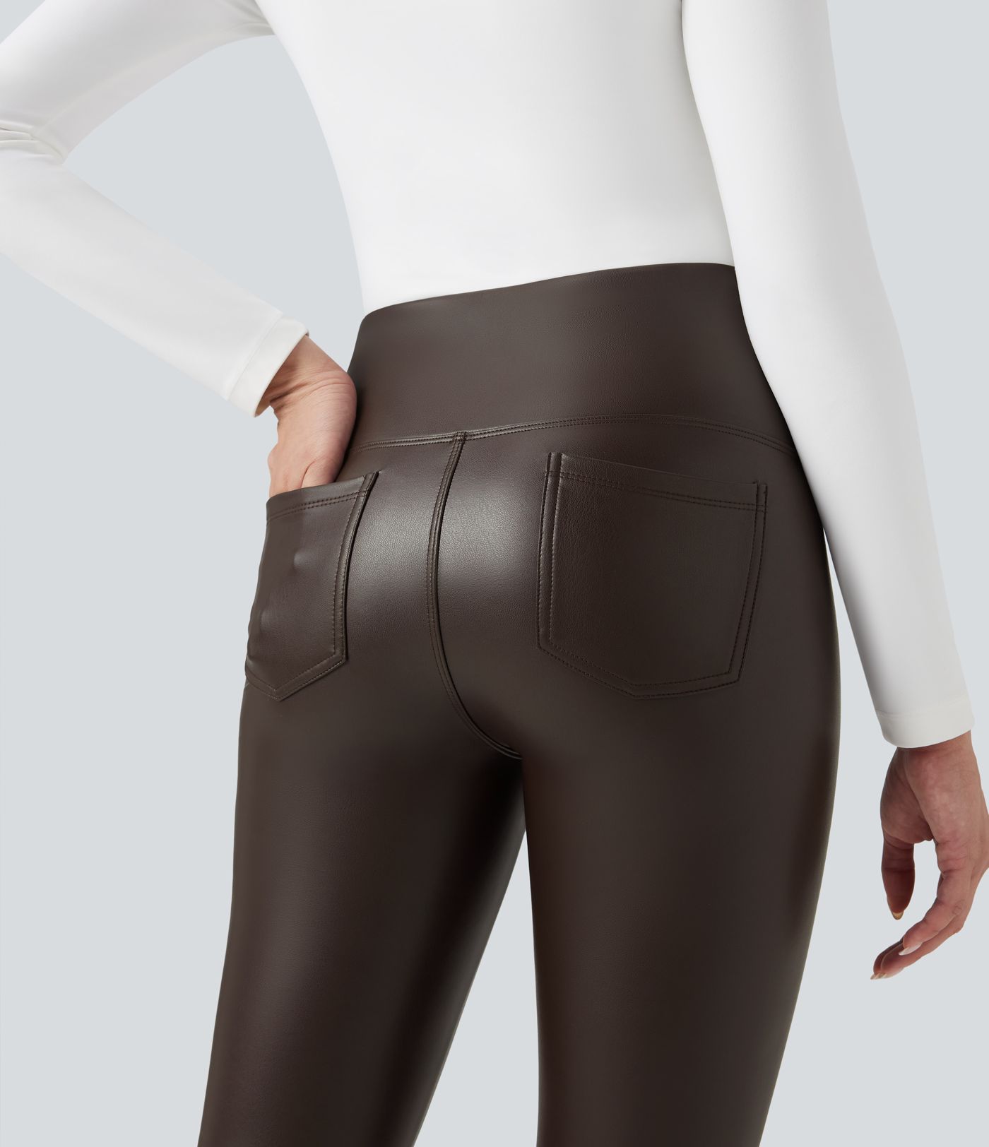 Lässige 2-in-1 Skinny-Leggings aus elastischem Kunstleder mit hohem Bund, Seitentaschen und Bauchkontrolle