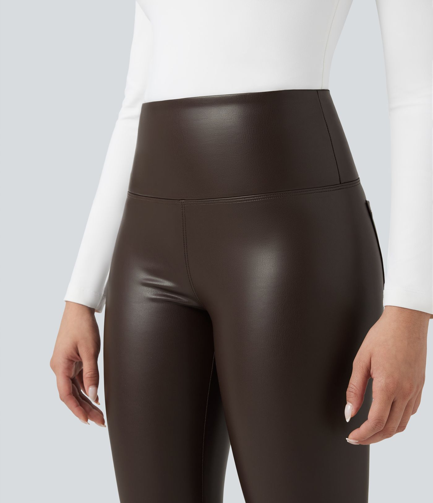 Lässige 2-in-1 Skinny-Leggings aus elastischem Kunstleder mit hohem Bund, Seitentaschen und Bauchkontrolle