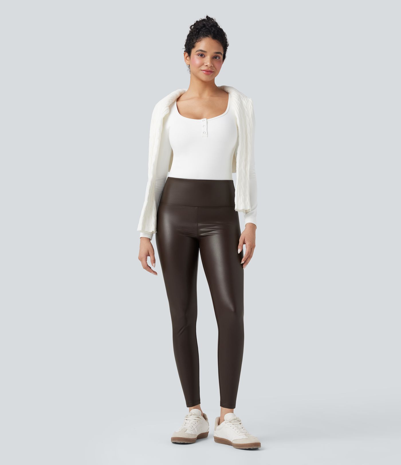 Lässige 2-in-1 Skinny-Leggings aus elastischem Kunstleder mit hohem Bund, Seitentaschen und Bauchkontrolle