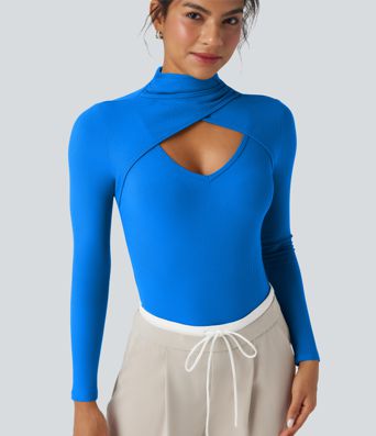 Gerippter Strick-Body mit hohem Kragen, Cut-out, langen Ärmeln und schmaler Passform – bürotauglich