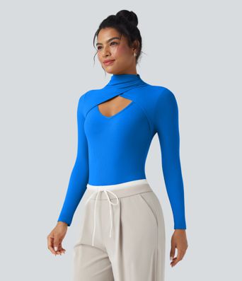 Gerippter Strick-Body mit hohem Kragen, Cut-out, langen Ärmeln und schmaler Passform – bürotauglich