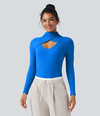 Gerippter Strick-Body mit hohem Kragen, Cut-out, langen Ärmeln und schmaler Passform – bürotauglich