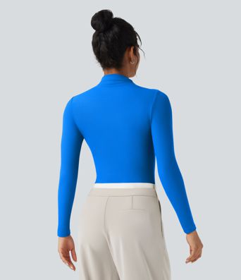 Gerippter Strick-Body mit hohem Kragen, Cut-out, langen Ärmeln und schmaler Passform – bürotauglich