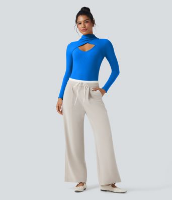 Gerippter Strick-Body mit hohem Kragen, Cut-out, langen Ärmeln und schmaler Passform – bürotauglich