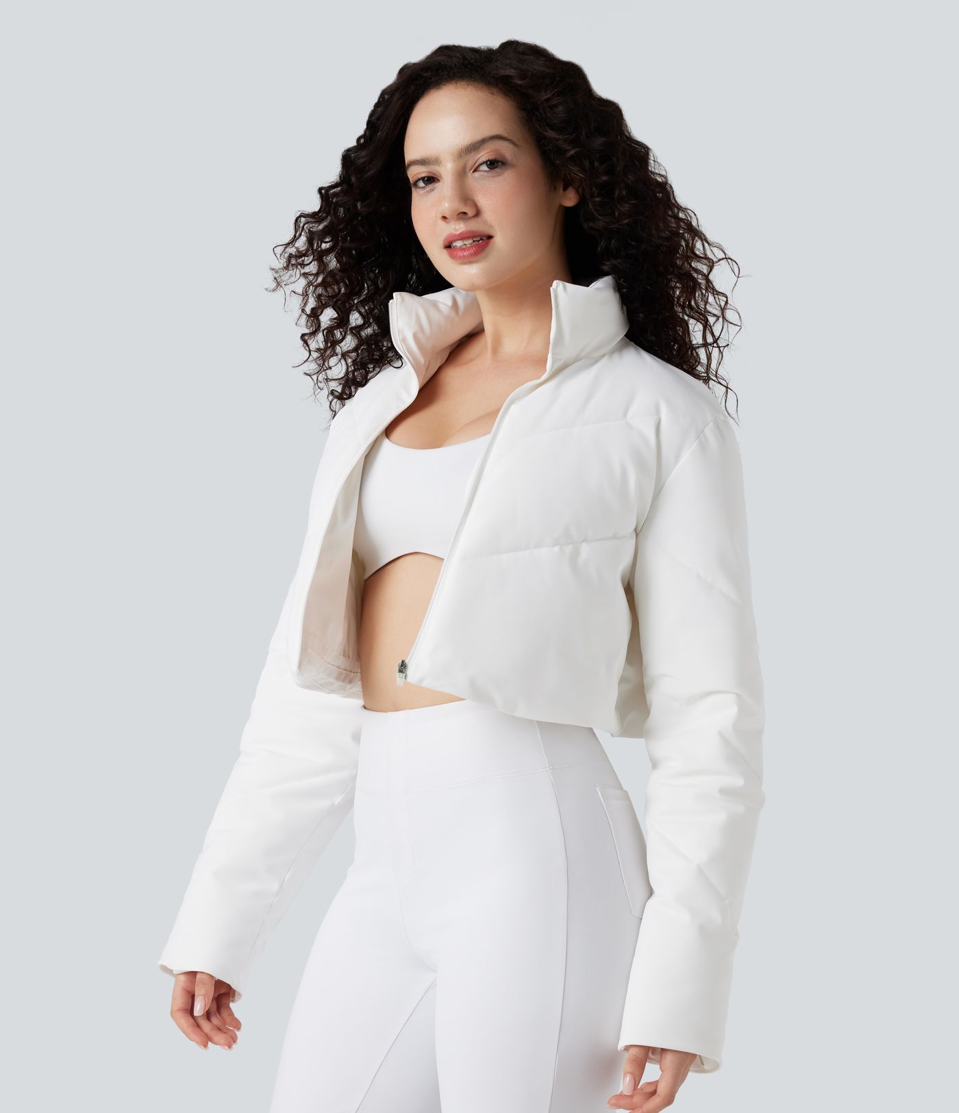 Lässige, kurze 3-in-1 Stretch-Pufferjacke mit Stehkragen, Seitentaschen, langen Ärmeln, Daumenlöchern und geschwungenem Saum