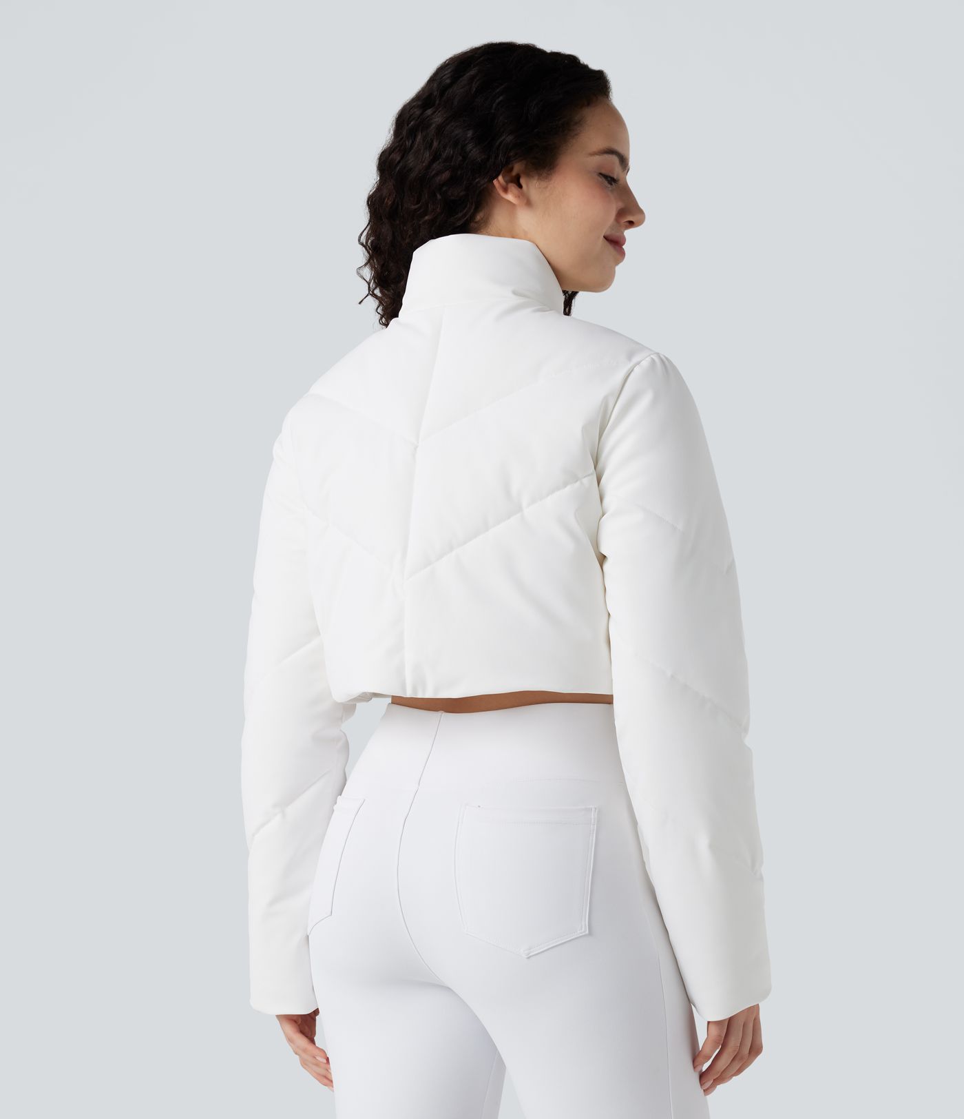 Lässige, kurze 3-in-1 Stretch-Pufferjacke mit Stehkragen, Seitentaschen, langen Ärmeln, Daumenlöchern und geschwungenem Saum