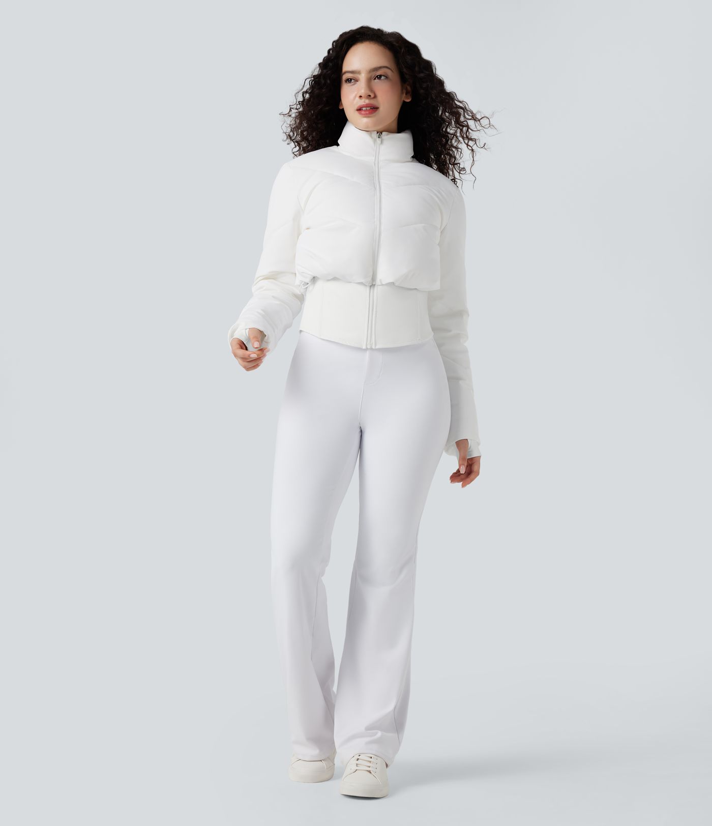 Lässige, kurze 3-in-1 Stretch-Pufferjacke mit Stehkragen, Seitentaschen, langen Ärmeln, Daumenlöchern und geschwungenem Saum