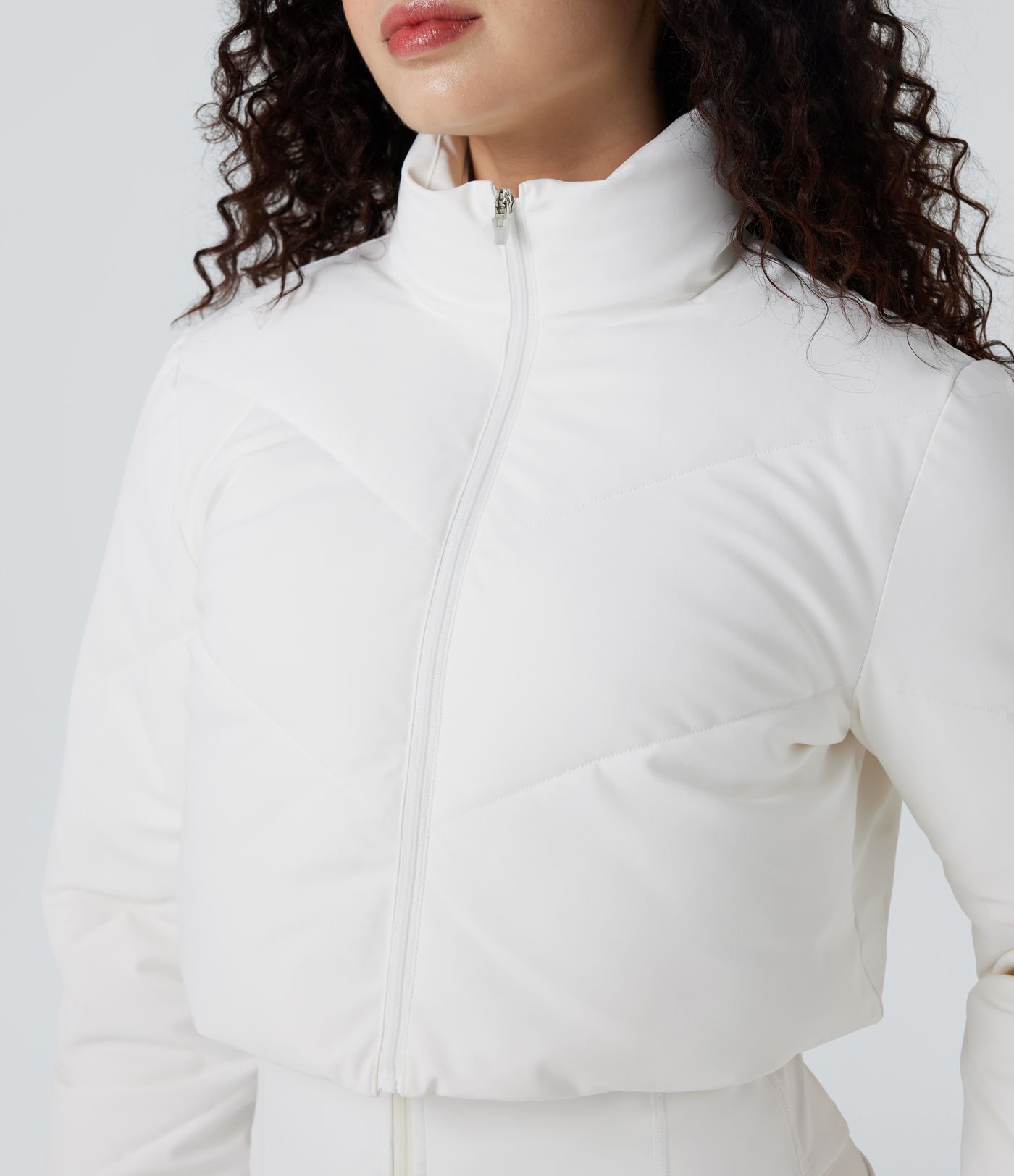 Lässige, kurze 3-in-1 Stretch-Pufferjacke mit Stehkragen, Seitentaschen, langen Ärmeln, Daumenlöchern und geschwungenem Saum