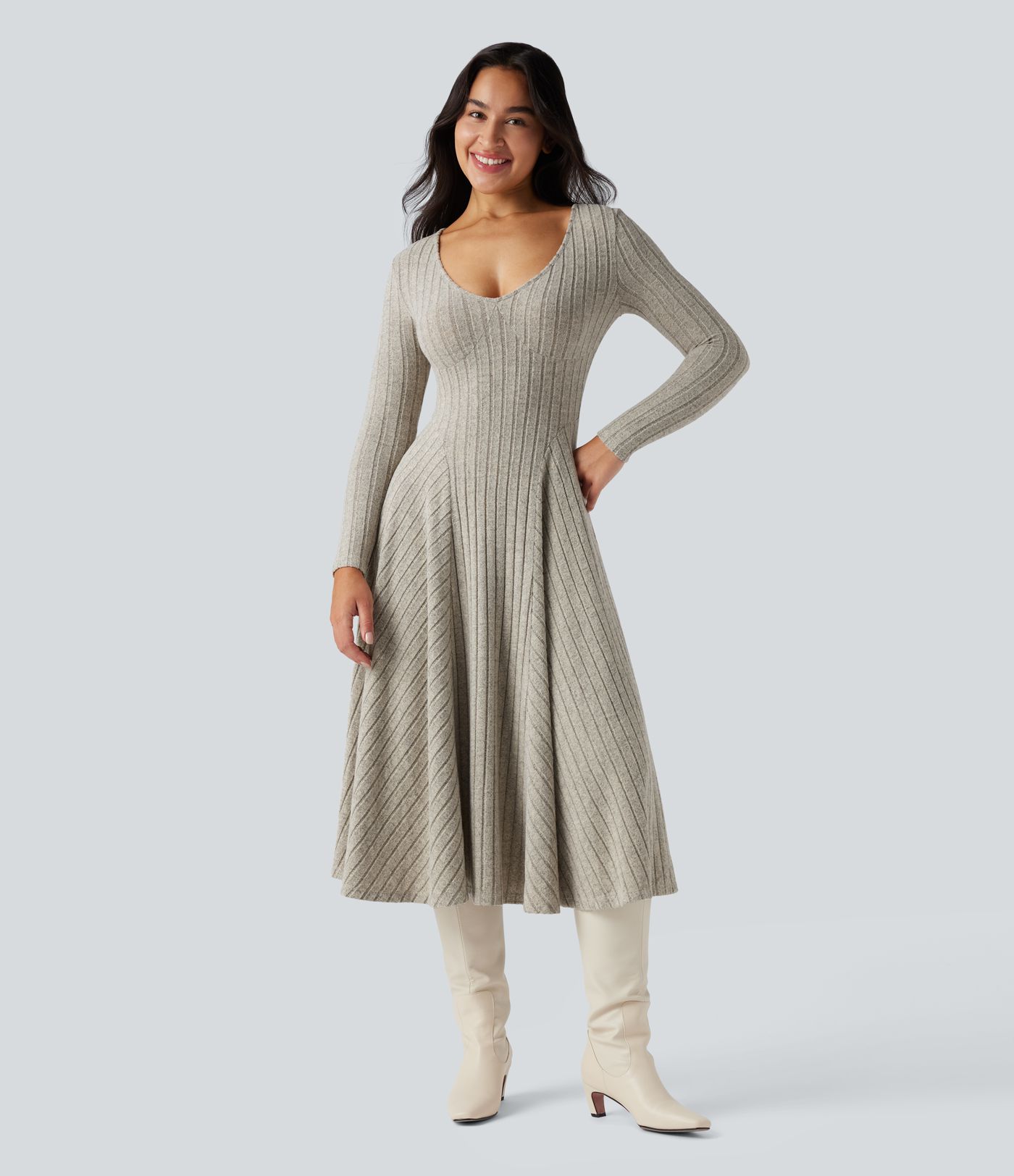 Geripptes Strick-Midikleid mit V-Ausschnitt, langen Ärmeln und ausgestelltem Rock, lässig