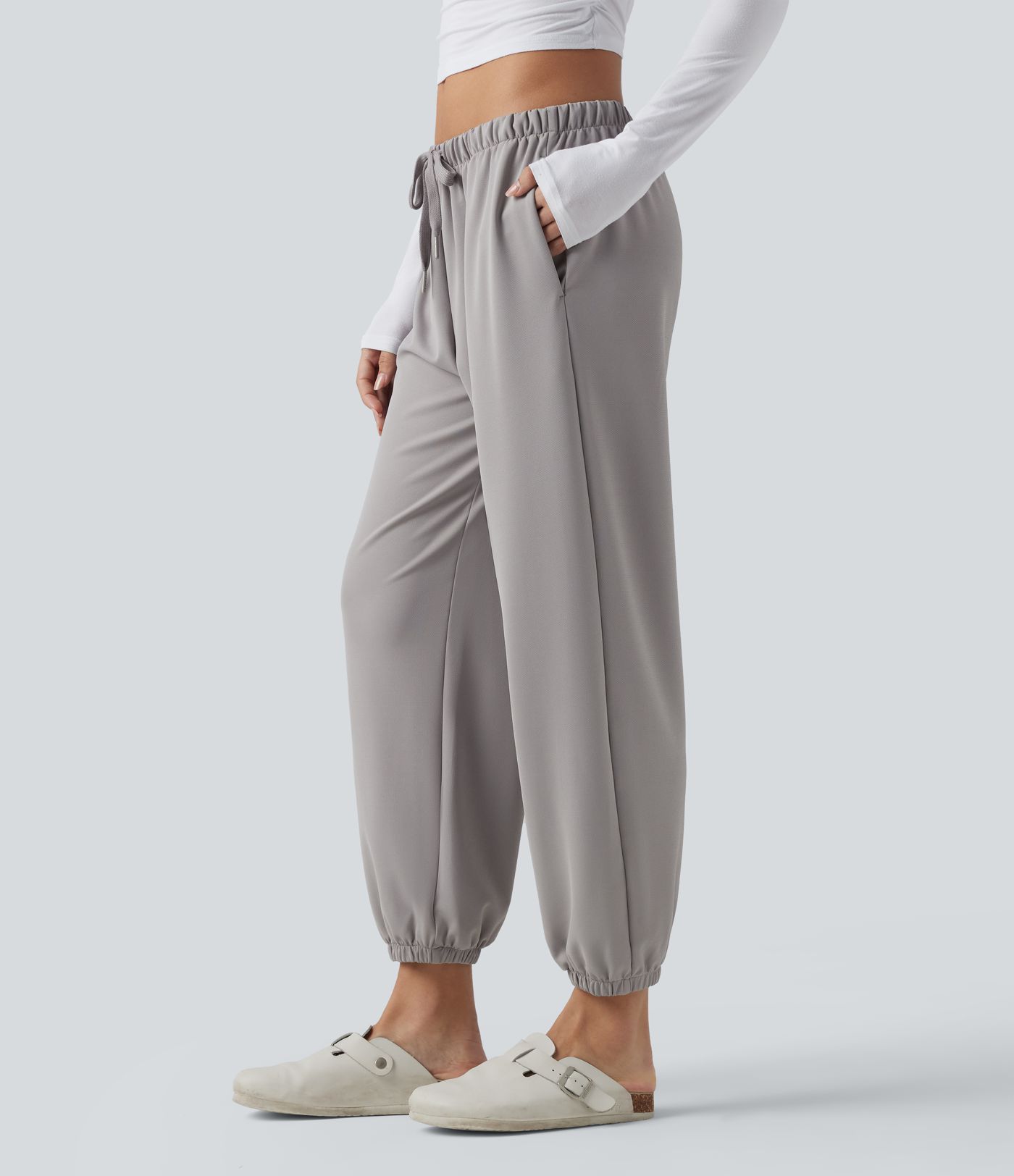 Lässige Jogginghose aus Krepp mit niedrigem Bund, Seitentaschen und Kordelzug