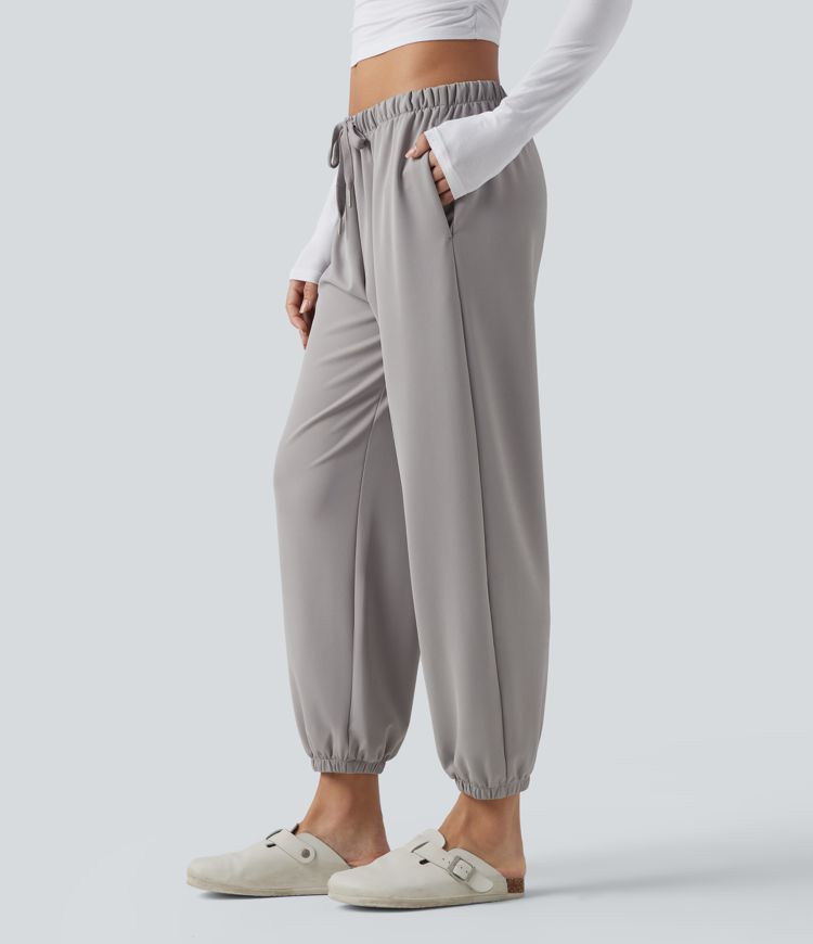Lässige Jogginghose aus Krepp mit niedrigem Bund, Seitentaschen und Kordelzug