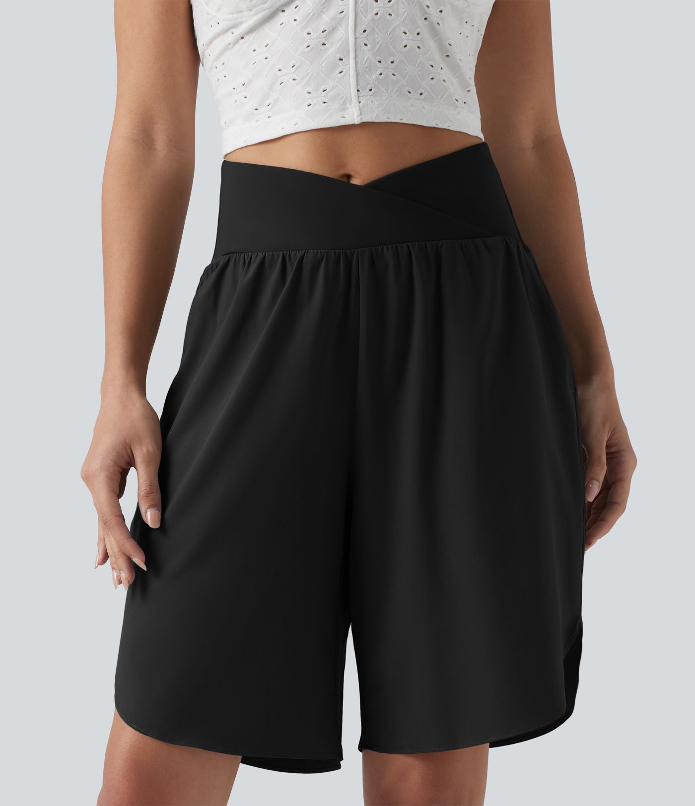 Breezeful™ - Shorts mit hohem Crossover-Bund, Seitentaschen und abgerundetem Saum - schnelltrocknend