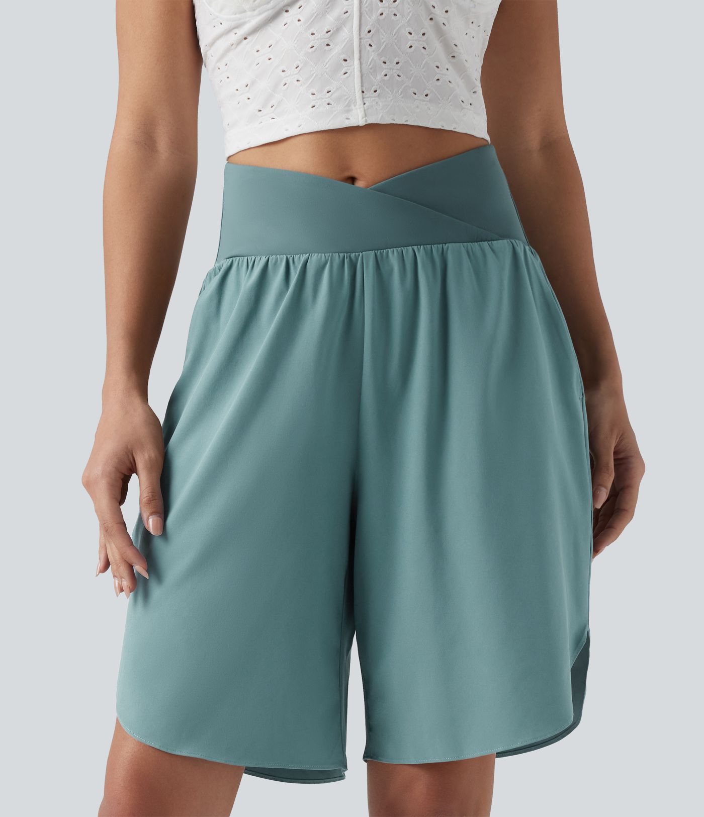 Breezeful™ - Shorts mit hohem Crossover-Bund, Seitentaschen und abgerundetem Saum - schnelltrocknend