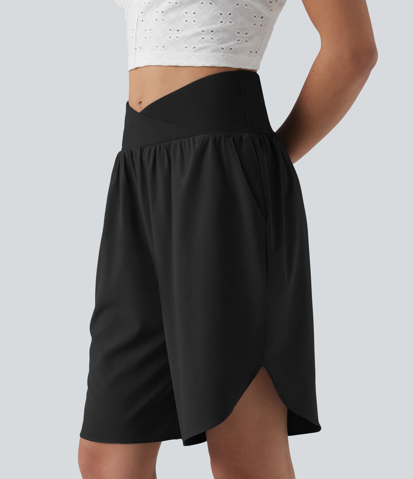 Breezeful™ - Shorts mit hohem Crossover-Bund, Seitentaschen und abgerundetem Saum - schnelltrocknend