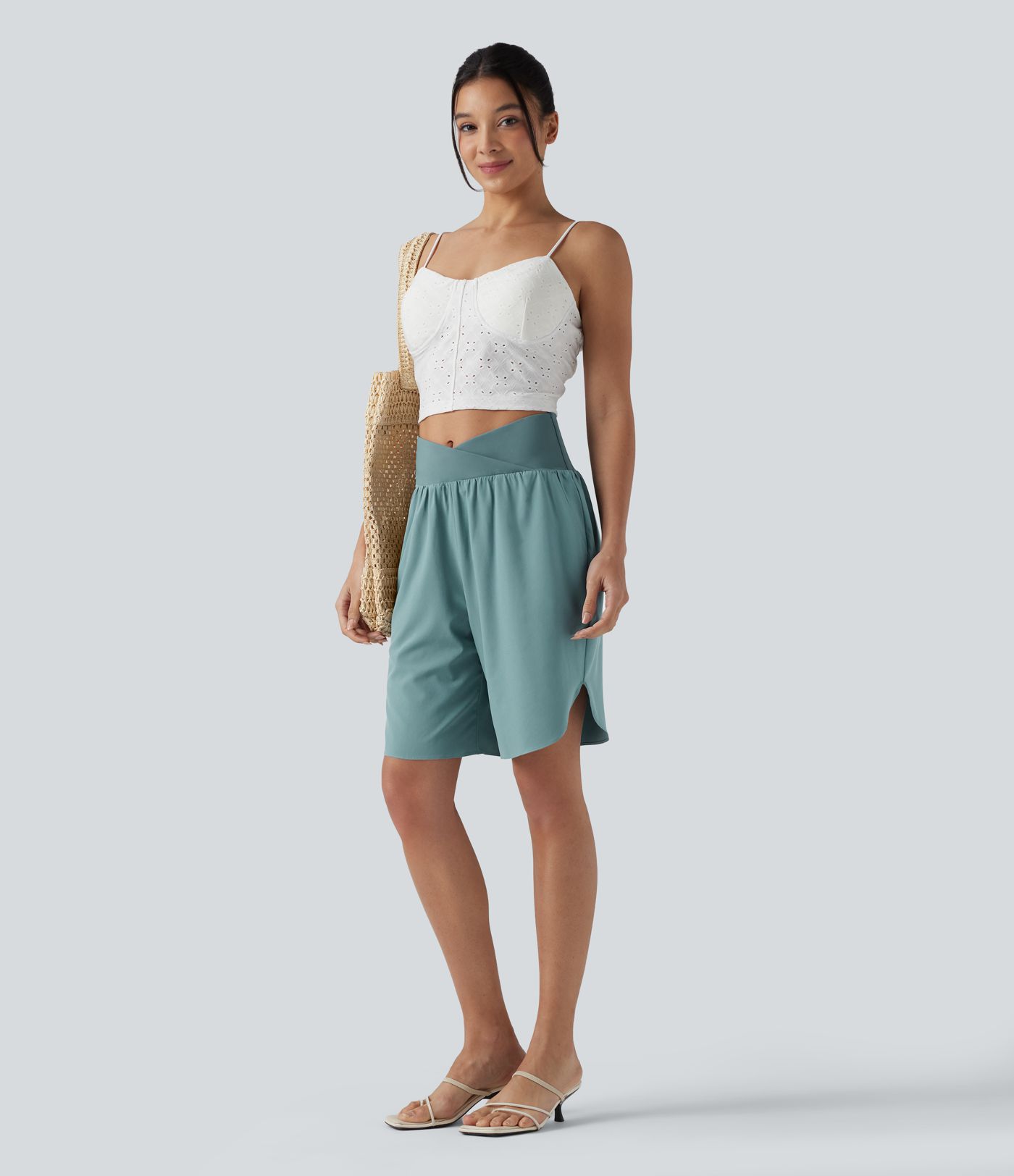 Breezeful™ - Shorts mit hohem Crossover-Bund, Seitentaschen und abgerundetem Saum - schnelltrocknend