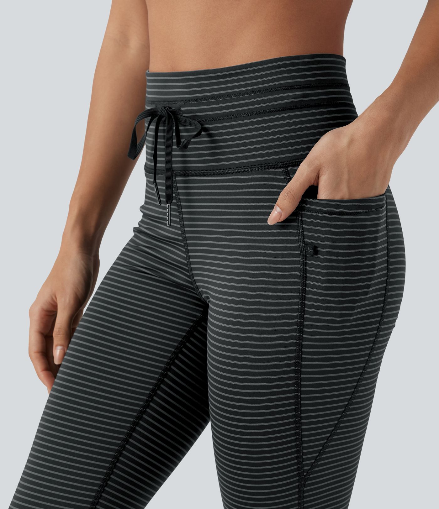 Pedal-Pusher-Yoga-Leggings mit hohem Bund, Seitentaschen, Kordelzug und Streifen