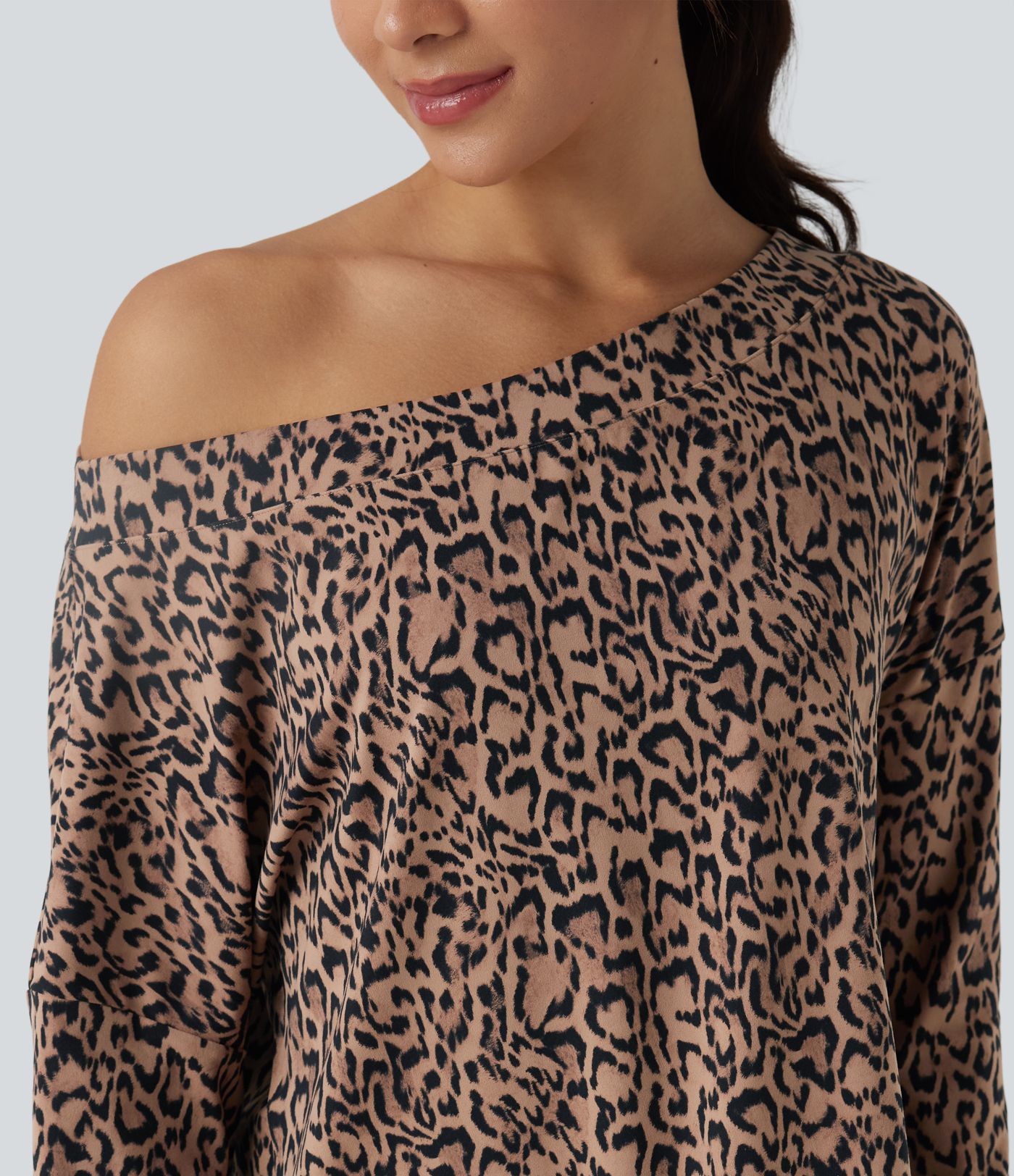 SoftlyZero™ Leopardenmuster One-Shoulder Langarm-Sporttop mit Daumenloch und geschwungener Saumkante - UPF40+