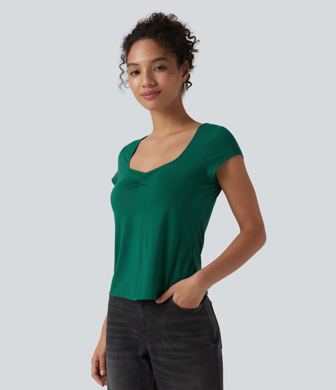 T-shirt décontracté à manches courtes et encolure Queen Anne