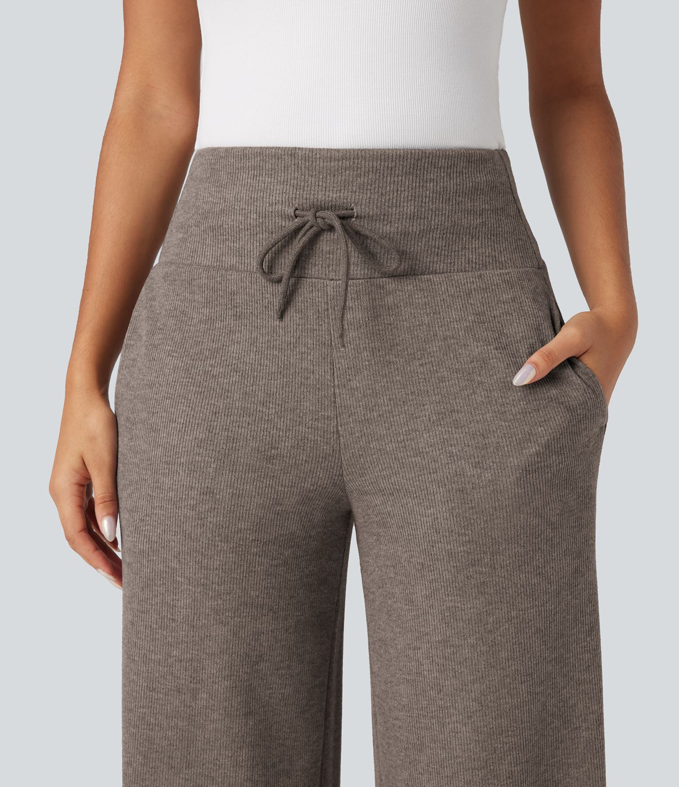 Ребристи трикотажни панталони SoCinched с висока талия, оформящи корема, с връзка, широки крачоли и джобове.