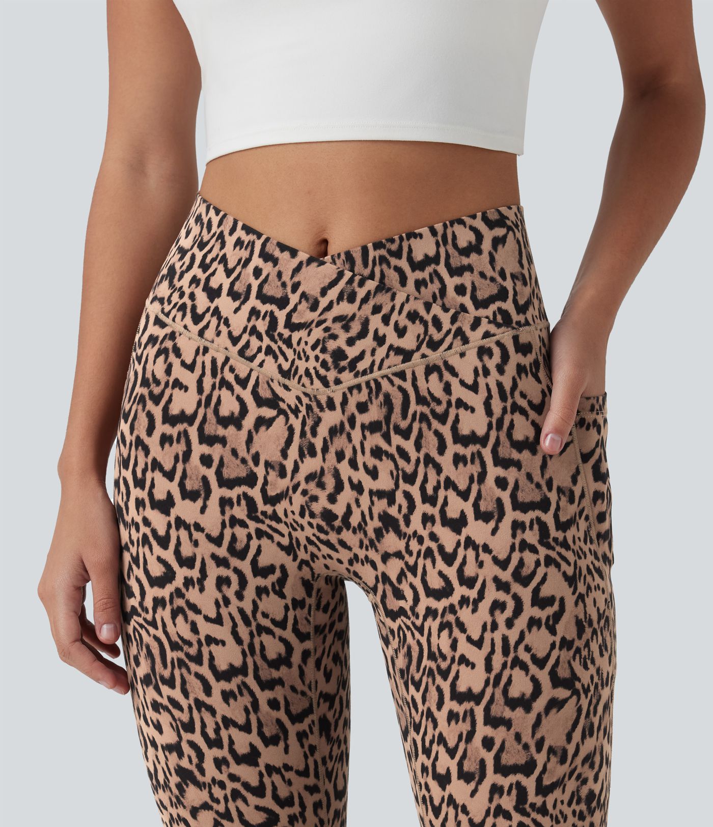 7/8-Leggings mit hohem Crossover-Bund, Seitentaschen und Leopardenmuster