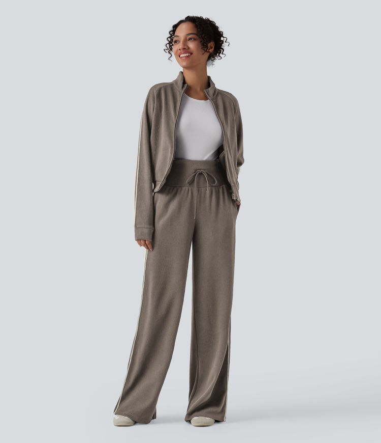 Chaqueta casual de bloques de color con cuello alto acanalado, mangas largas, cierre de cremallera y bolsillos.