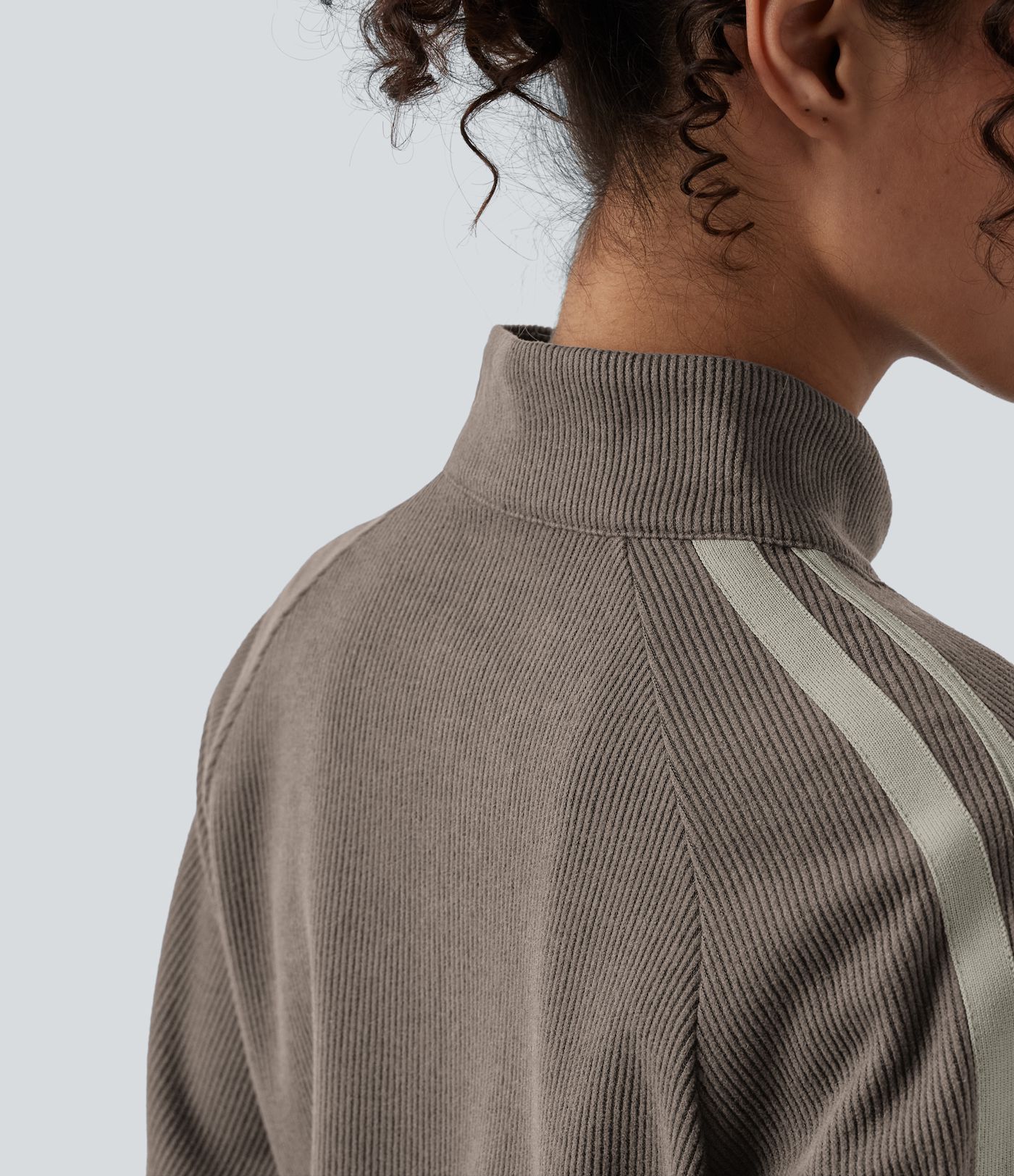 Chaqueta casual de bloques de color con cuello alto acanalado, mangas largas, cierre de cremallera y bolsillos.