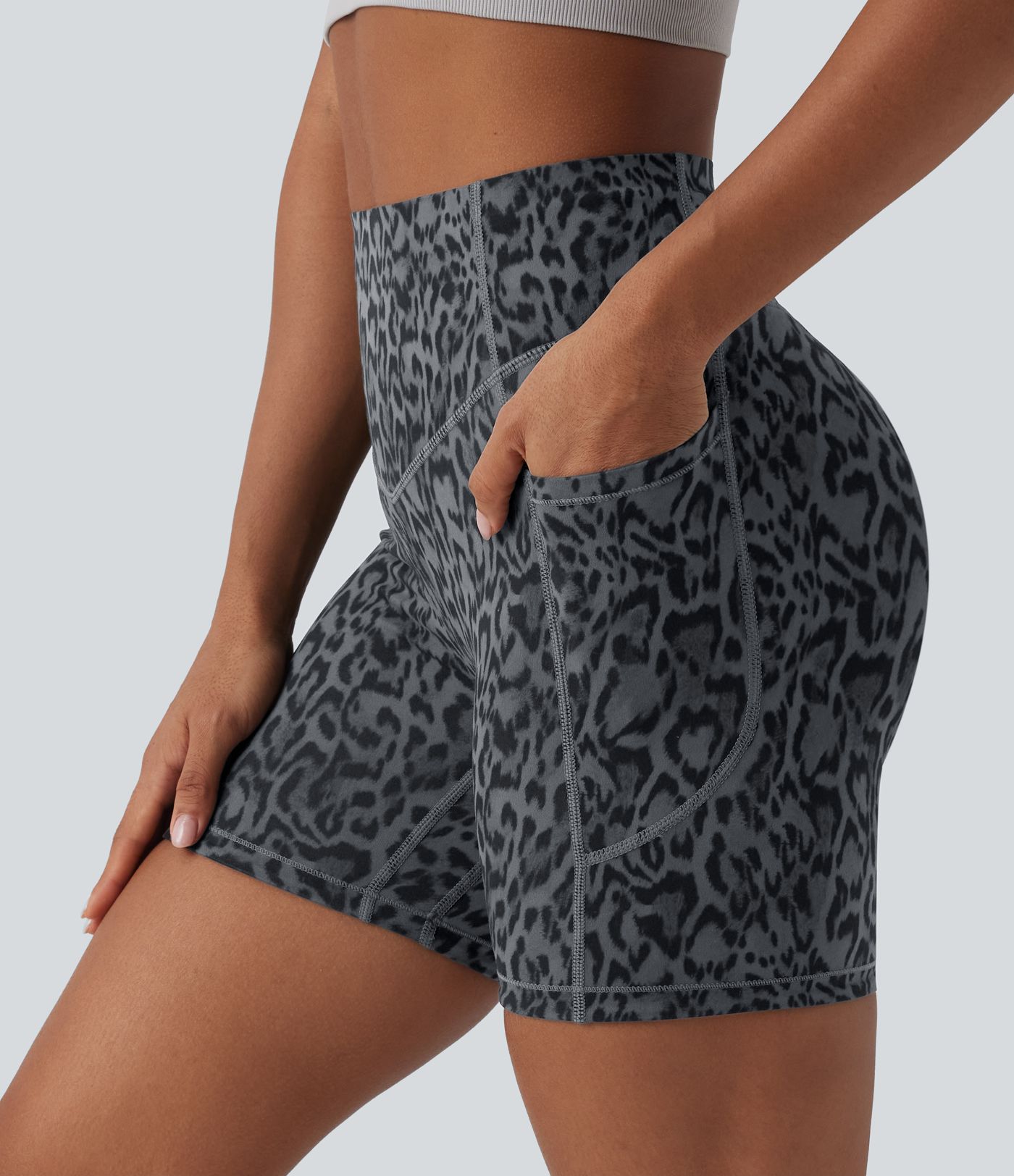Halara UltraSculpt™ - Workout-Shorts mit hohem Bund, Seitentaschen, Bauchkontrolle, Booty-Scrunch und Leopardenmuster - 12,7 cm