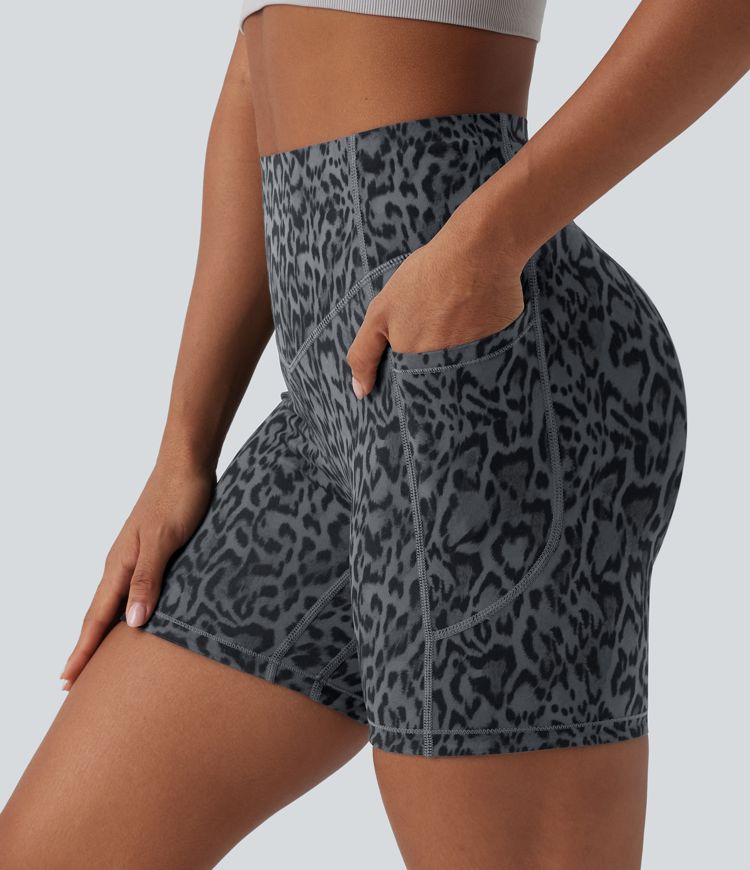 Halara UltraSculpt™ - Workout-Shorts mit hohem Bund, Seitentaschen, Bauchkontrolle, Booty-Scrunch und Leopardenmuster - 12,7 cm