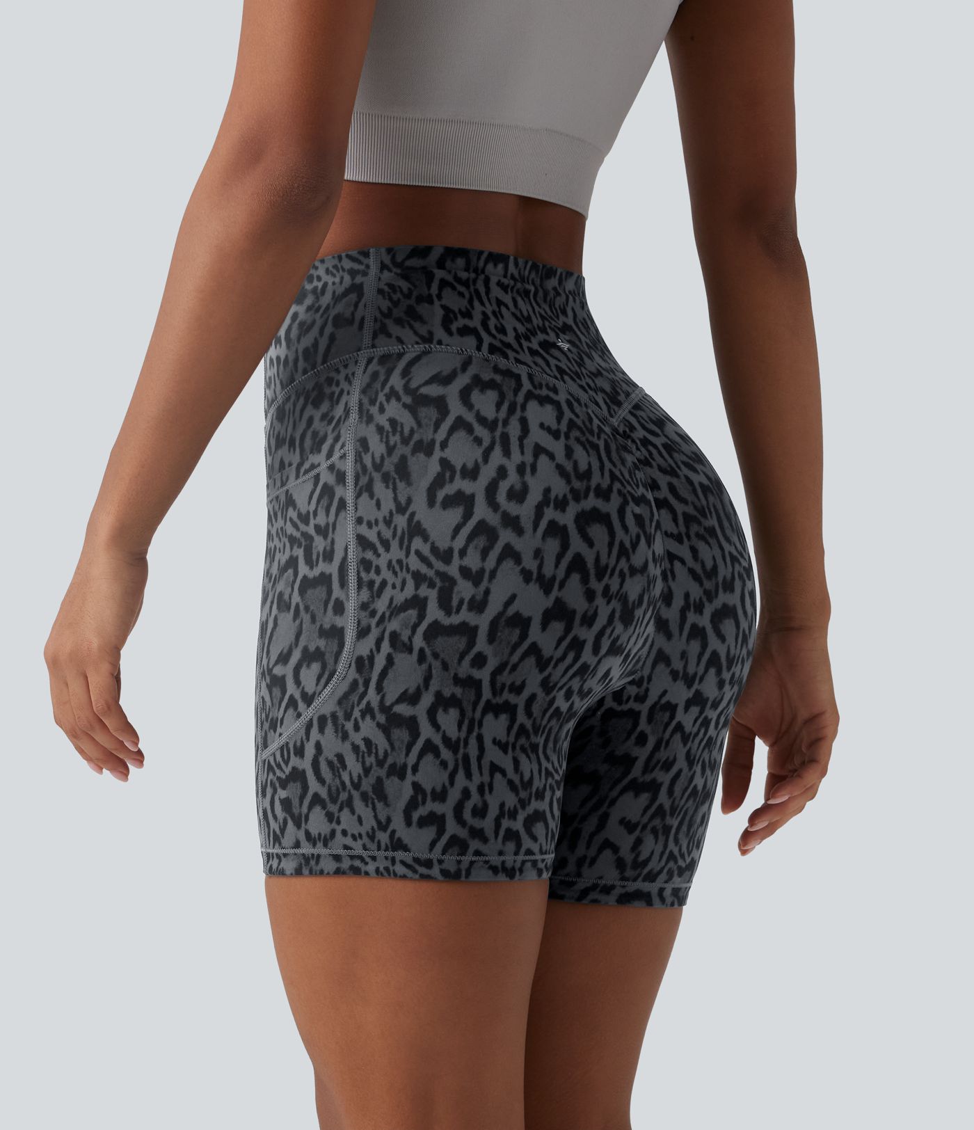 Halara UltraSculpt™ - Workout-Shorts mit hohem Bund, Seitentaschen, Bauchkontrolle, Booty-Scrunch und Leopardenmuster - 12,7 cm