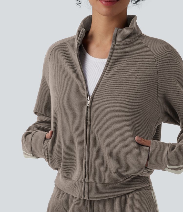 Chaqueta casual de bloques de color con cuello alto acanalado, mangas largas, cierre de cremallera y bolsillos.