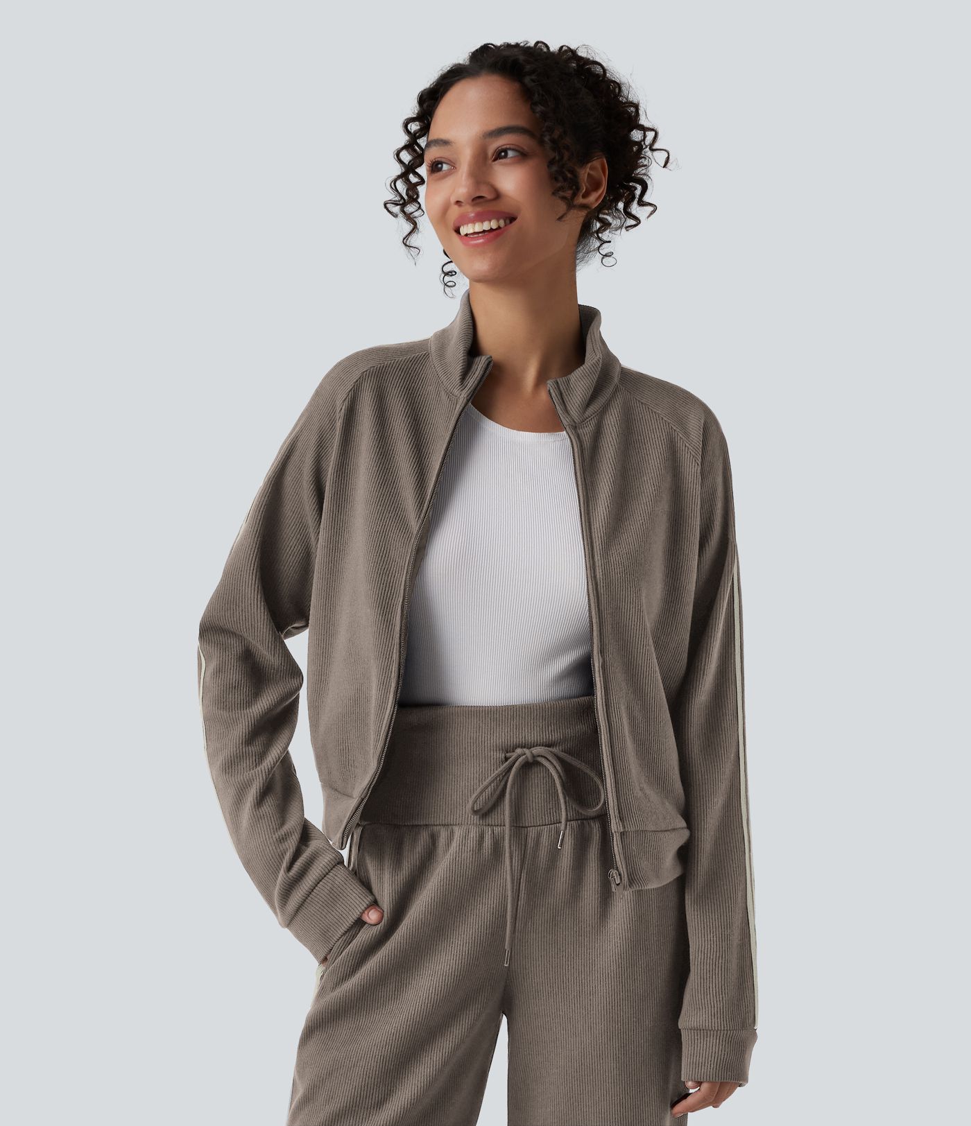 Chaqueta casual de bloques de color con cuello alto acanalado, mangas largas, cierre de cremallera y bolsillos.