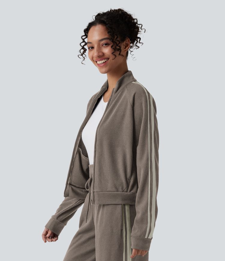 Chaqueta casual de bloques de color con cuello alto acanalado, mangas largas, cierre de cremallera y bolsillos.