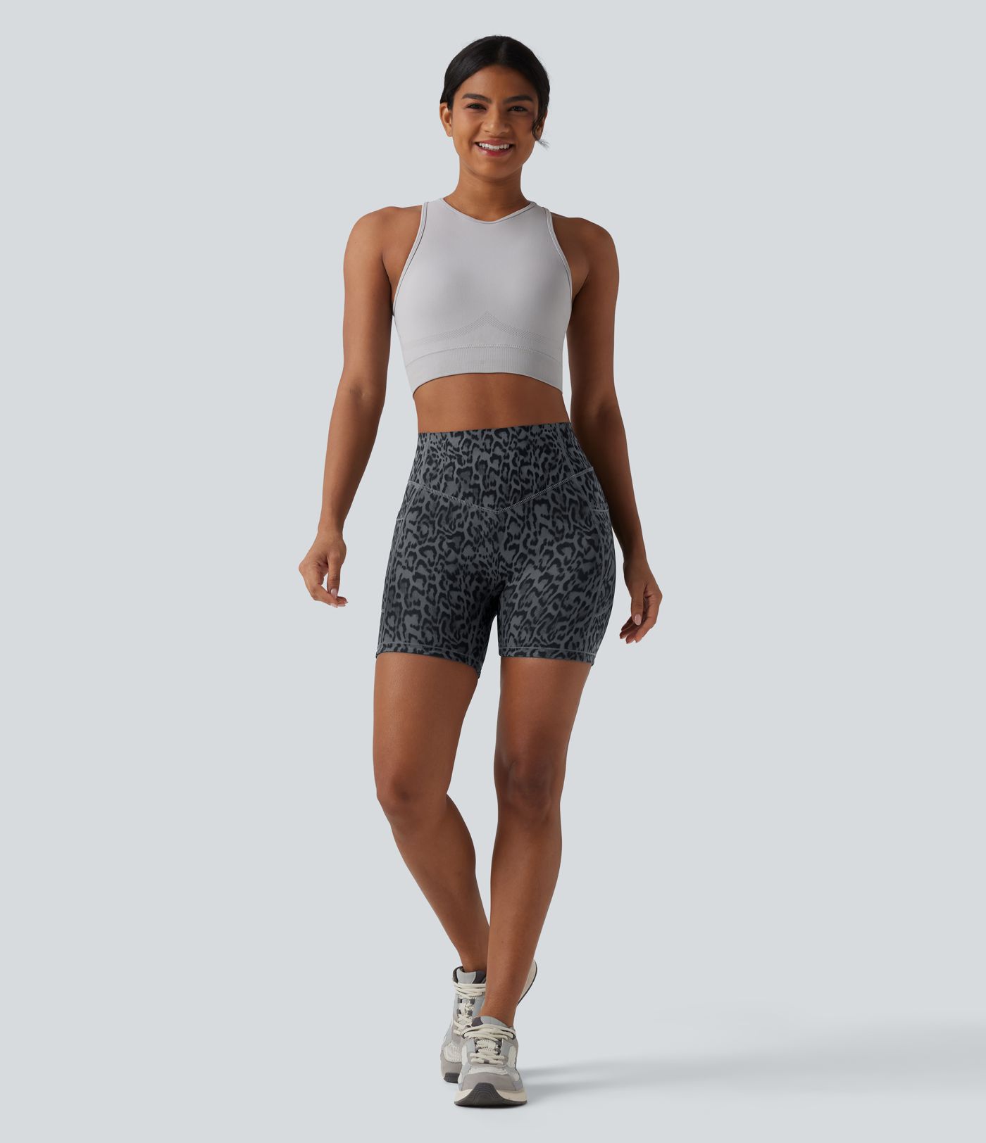 Halara UltraSculpt™ - Workout-Shorts mit hohem Bund, Seitentaschen, Bauchkontrolle, Booty-Scrunch und Leopardenmuster - 12,7 cm