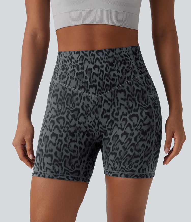 Halara UltraSculpt™ - Workout-Shorts mit hohem Bund, Seitentaschen, Bauchkontrolle, Booty-Scrunch und Leopardenmuster - 12,7 cm