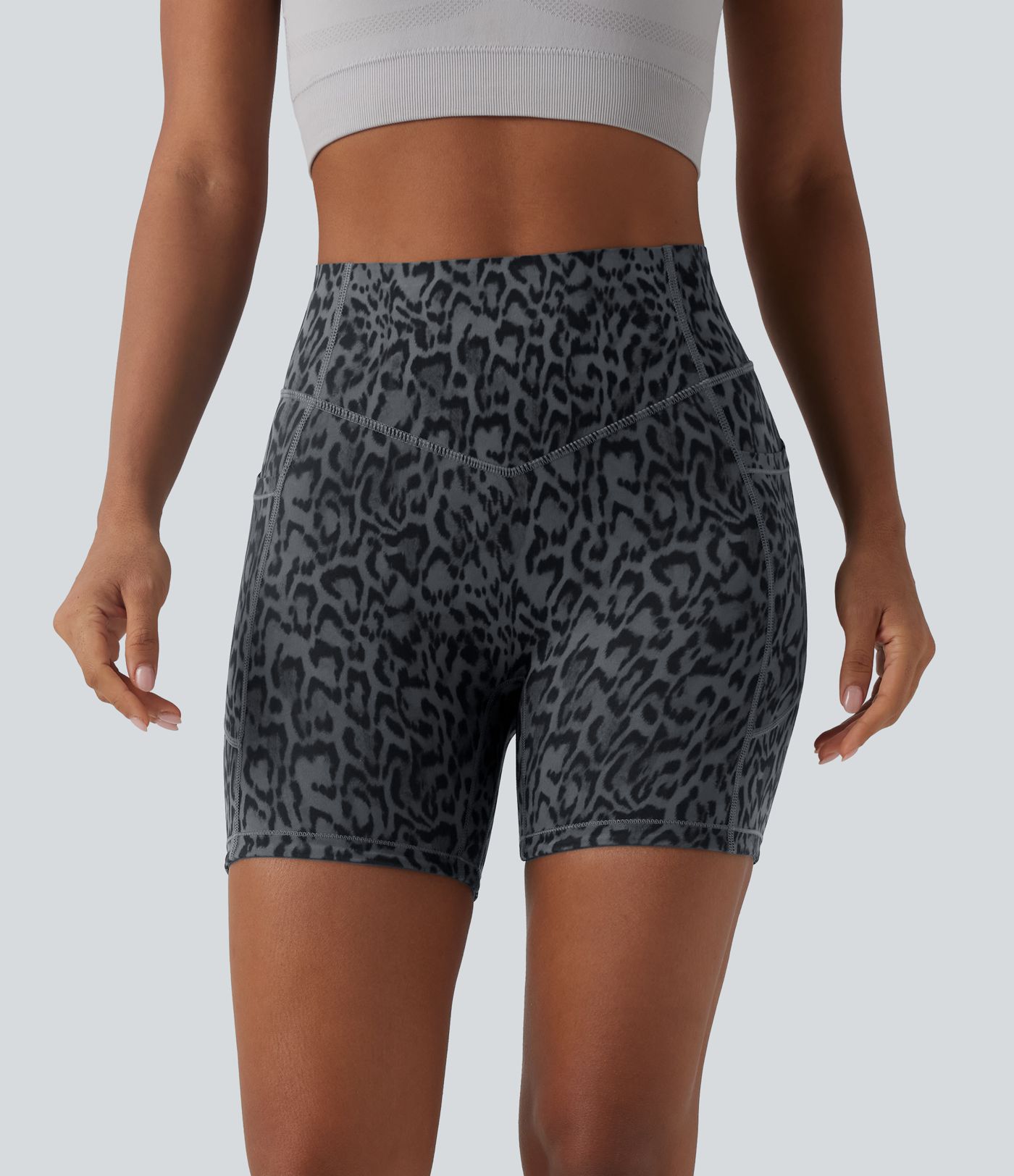 Halara UltraSculpt™ - Workout-Shorts mit hohem Bund, Seitentaschen, Bauchkontrolle, Booty-Scrunch und Leopardenmuster - 12,7 cm
