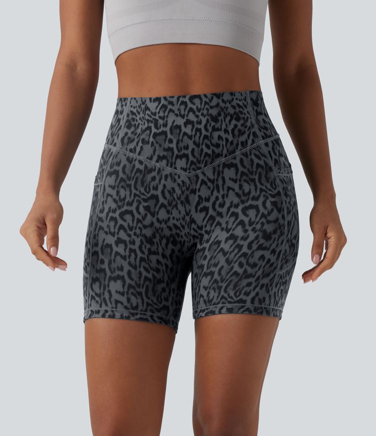 Halara UltraSculpt™ - Workout-Shorts mit hohem Bund, Seitentaschen, Bauchkontrolle, Booty-Scrunch und Leopardenmuster - 12,7 cm