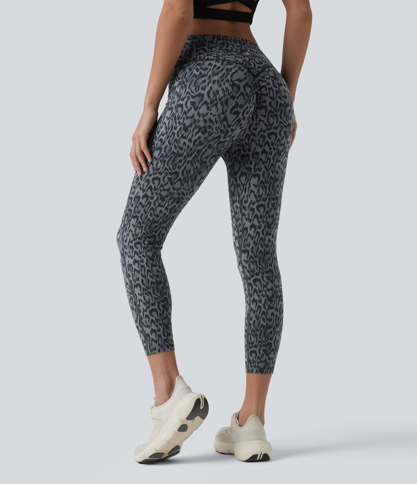 Halara UltraSculpt™ leopárdmintás, magas derekú capri edzőleggings, fodros fenékemelő és hasformáló hatással, zsebekkel. Halara UltraSculpt™ leopárdmintás, magas derekú capri edzőleggings, fodros fenékemelő és hasformáló hatással, zsebekkel.