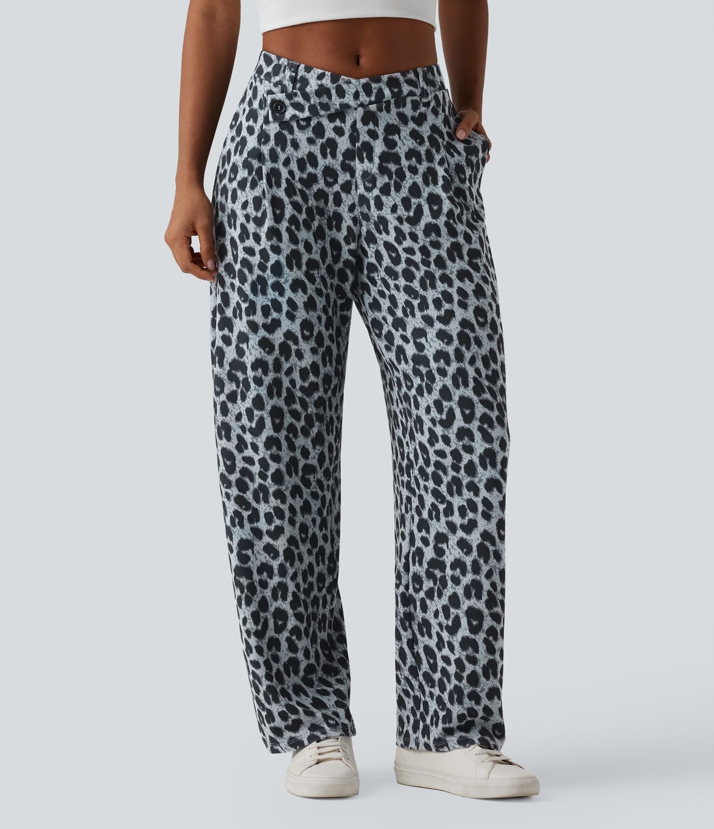 Schmal zulaufende Arbeits-Hose mit mittelhohem Bund, Seitentaschen, Leopardenprint und Waffelstoff