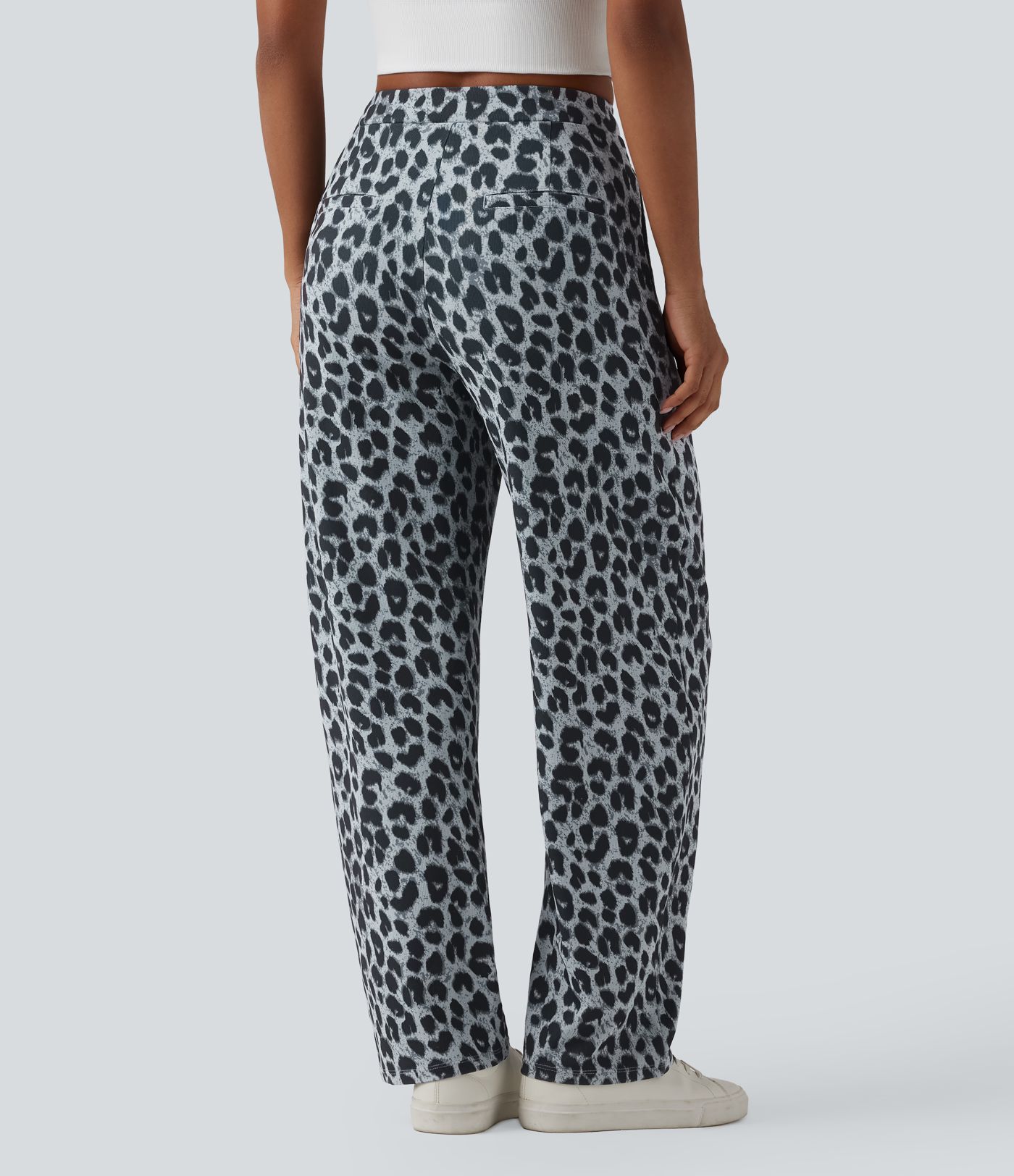 Schmal zulaufende Arbeits-Hose mit mittelhohem Bund, Seitentaschen, Leopardenprint und Waffelstoff