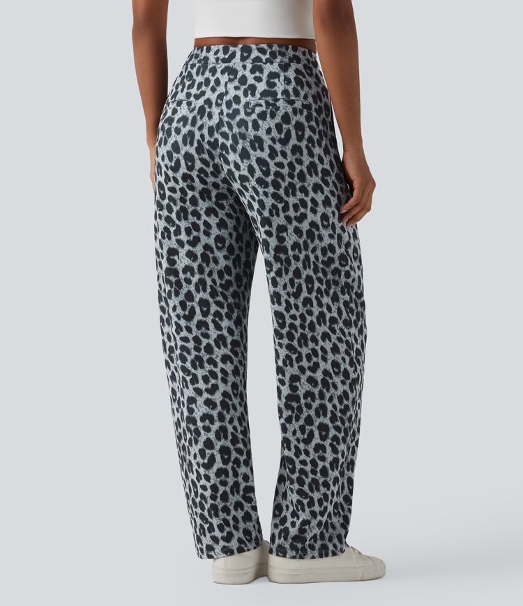 Schmal zulaufende Arbeits-Hose mit mittelhohem Bund, Seitentaschen, Leopardenprint und Waffelstoff