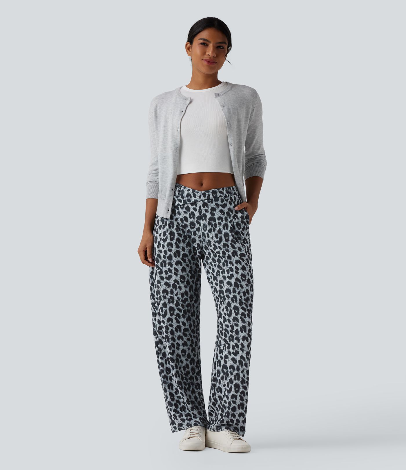 Schmal zulaufende Arbeits-Hose mit mittelhohem Bund, Seitentaschen, Leopardenprint und Waffelstoff