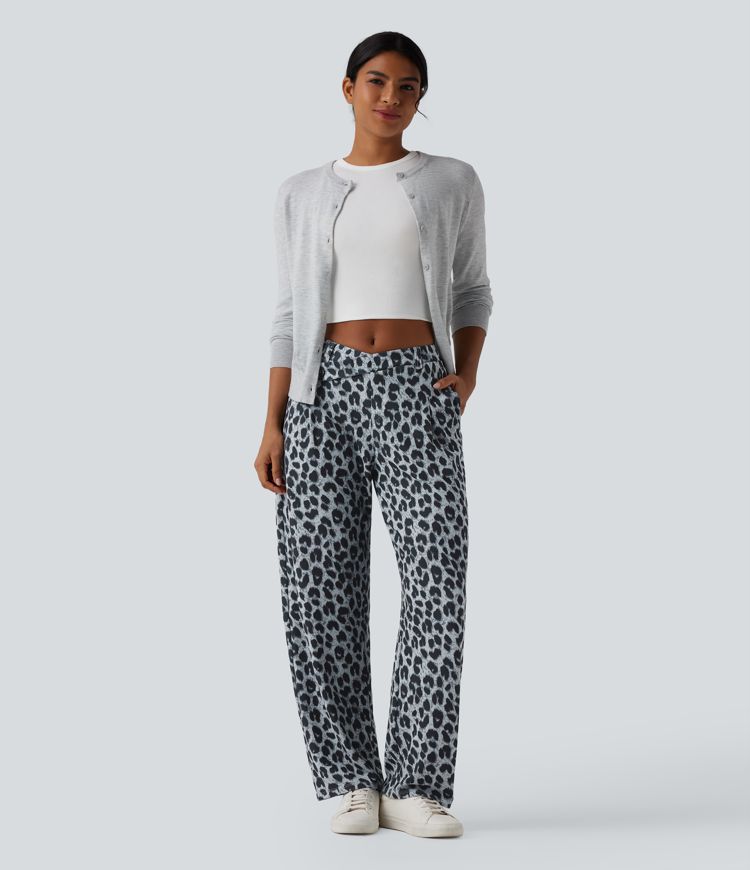 Schmal zulaufende Arbeits-Hose mit mittelhohem Bund, Seitentaschen, Leopardenprint und Waffelstoff