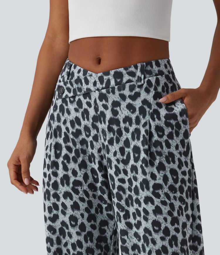 Schmal zulaufende Arbeits-Hose mit mittelhohem Bund, Seitentaschen, Leopardenprint und Waffelstoff