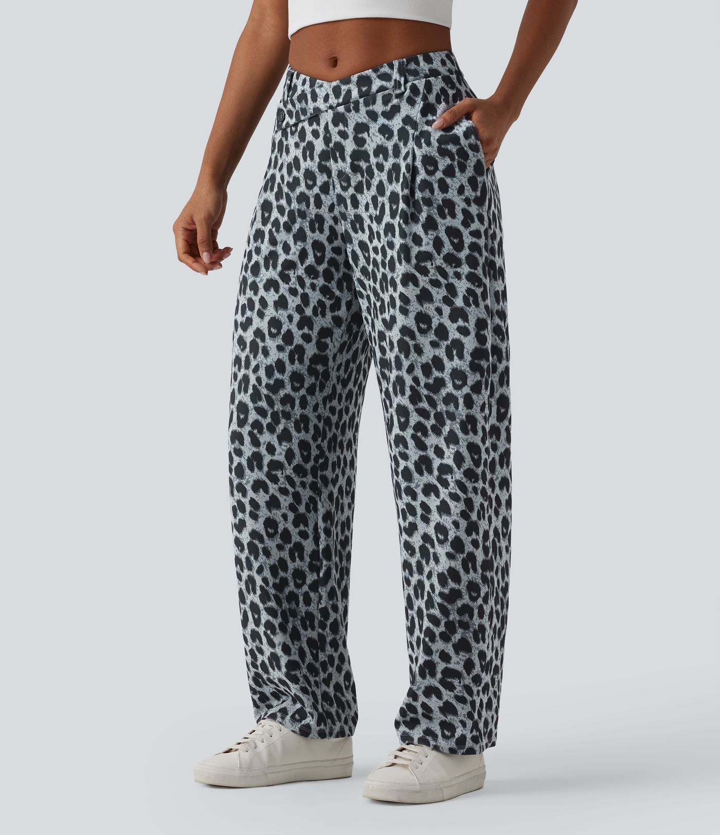 Schmal zulaufende Arbeits-Hose mit mittelhohem Bund, Seitentaschen, Leopardenprint und Waffelstoff