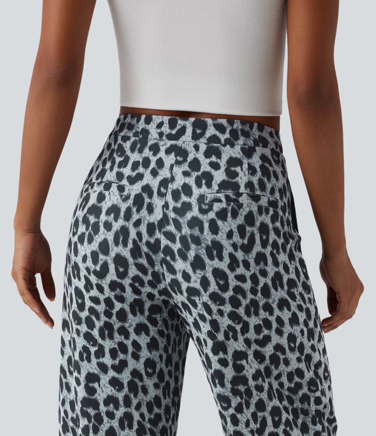 Schmal zulaufende Arbeits-Hose mit mittelhohem Bund, Seitentaschen, Leopardenprint und Waffelstoff