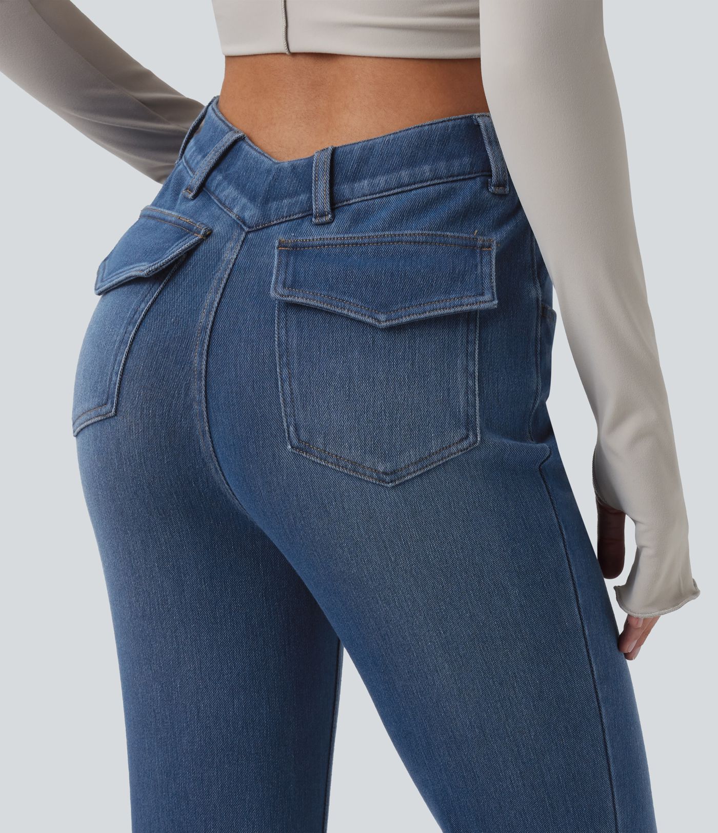 Halara Flex™ - Lässige Schlagjeans mit hohem V-förmigem Bund und mehreren Taschen