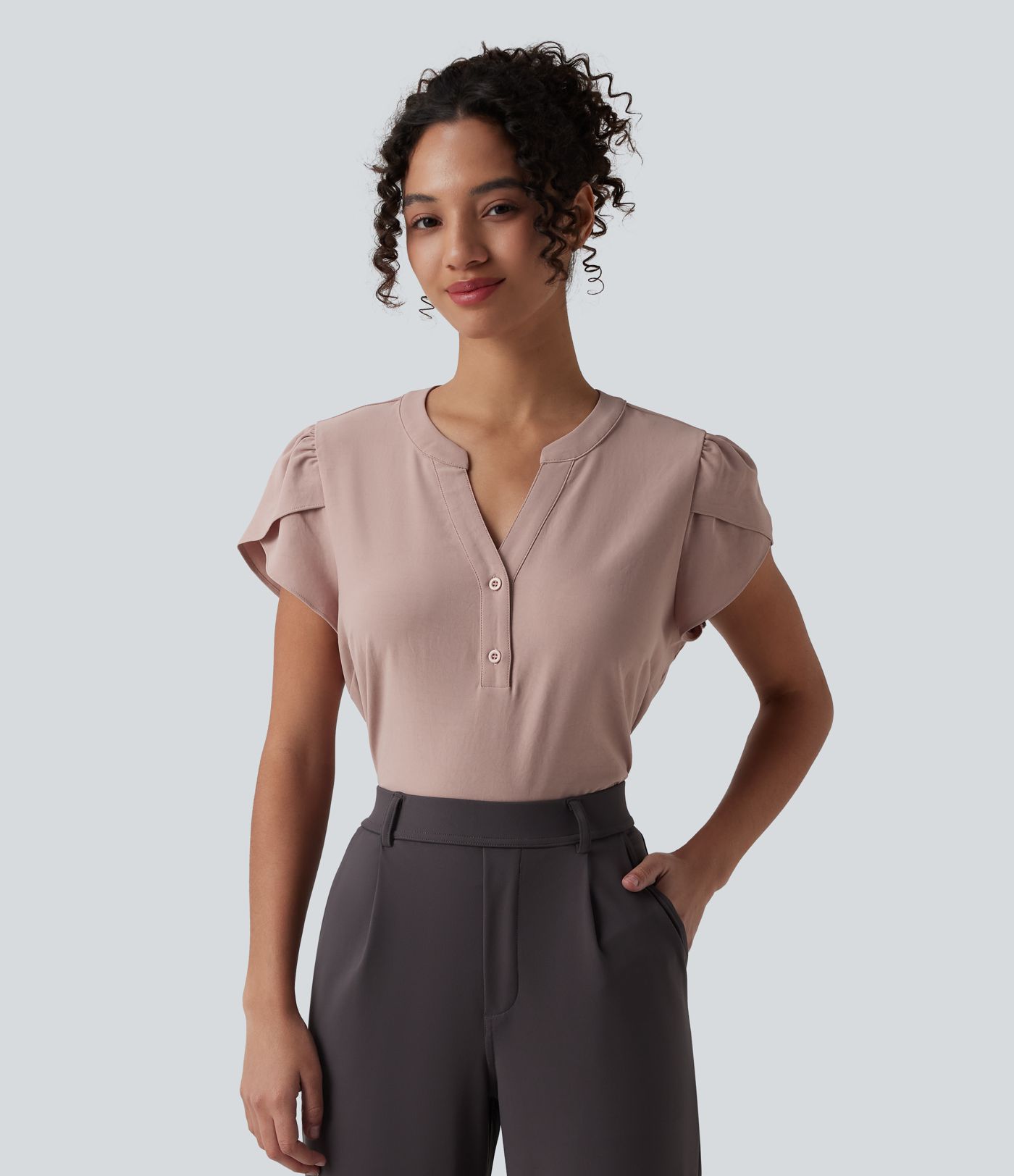 Arbeitsbluse mit V-Ausschnitt und kurzen, blütenblattförmigen Ärmeln