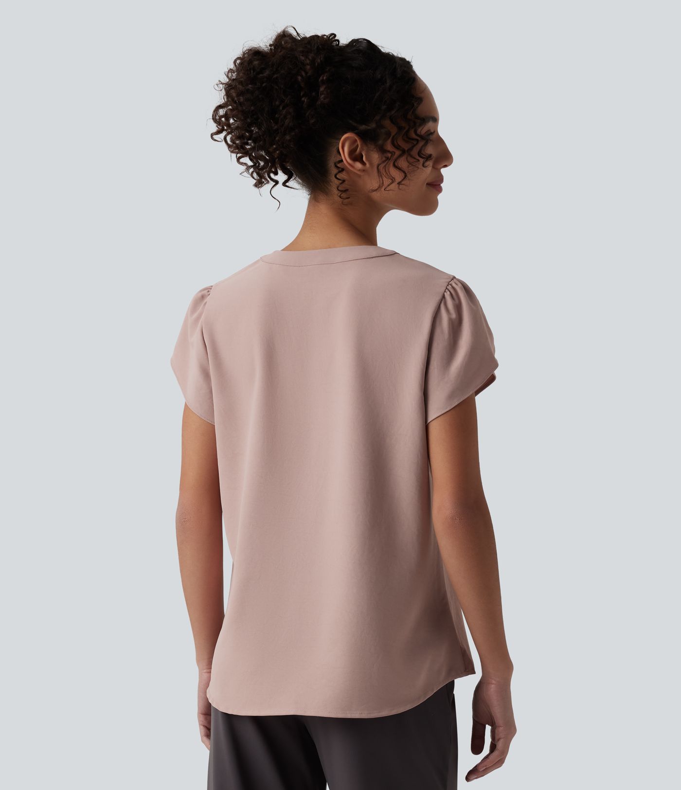 Arbeitsbluse mit V-Ausschnitt und kurzen, blütenblattförmigen Ärmeln