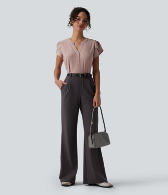 Arbeitsbluse mit V-Ausschnitt und kurzen, blütenblattförmigen Ärmeln